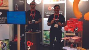 Saúl de León y Luis Borges, los fundadores de OneUp Saves, con sus salvavidas