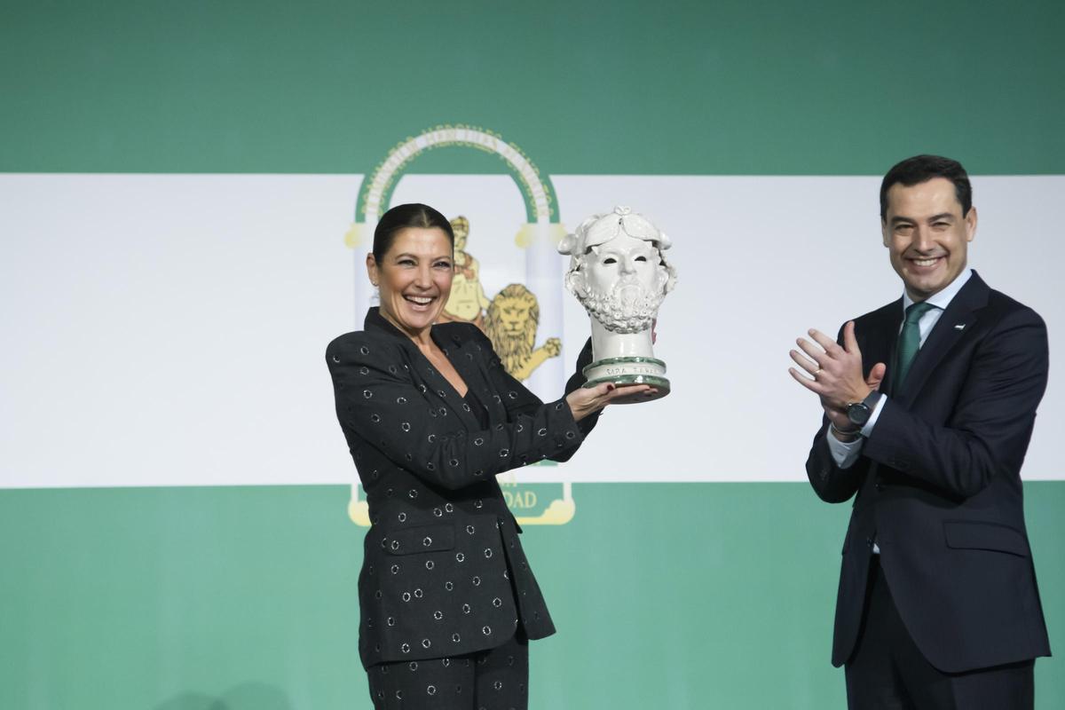 Sara Baras junto a Juanma Moreno, este lunes, en el Día de la Bandera andaluza.