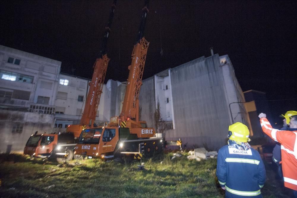 Grúas retiran restos de la cubierta de Pescanova