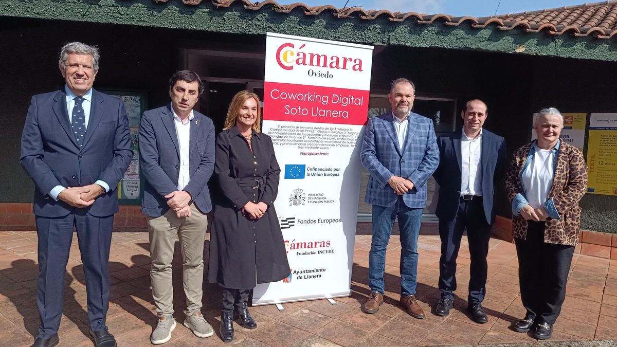 Por la izquierda, Javier Collado, Gerardo Sanz, Sonia Fernández, Carlos Paniceres, Marcos Óscar Martínez y Eva María Pérez en la inauguración del Coworking Digital de Soto de Llanera.