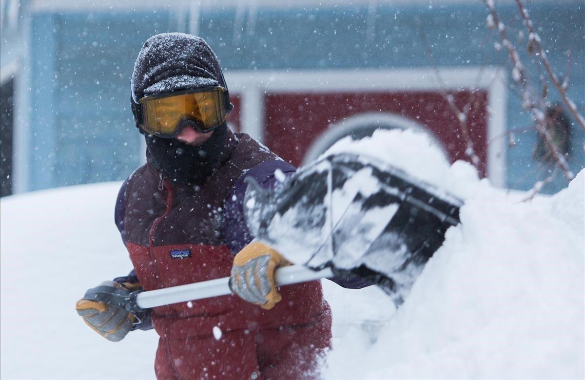 Stephen Gabris quita nieve durante una tormenta de invierno en Buffalo, Nueva York.