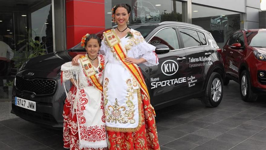 Las guapísimas Paula Cánovas y Mónica Jimeno, flamantes Reinas de este año, posan delante del KIA Sportage