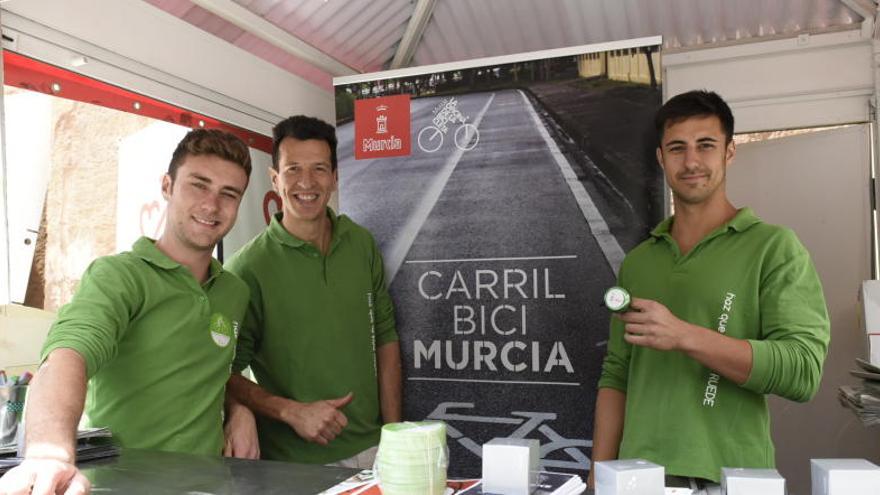 El Día Mundial de la Bicicleta se celebró ayer en Santo Domingo con paneles sobre los futuros carriles bici y con taller de ´customización´ de banderines.