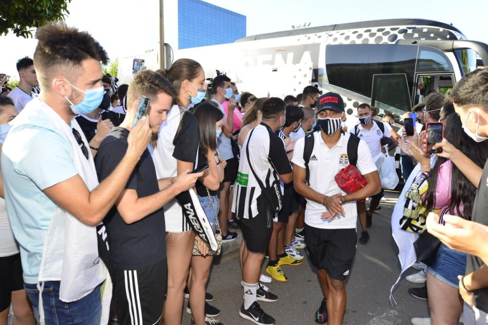 Llegada de los jugadores del FC Cartagena a la ciudad portuaria