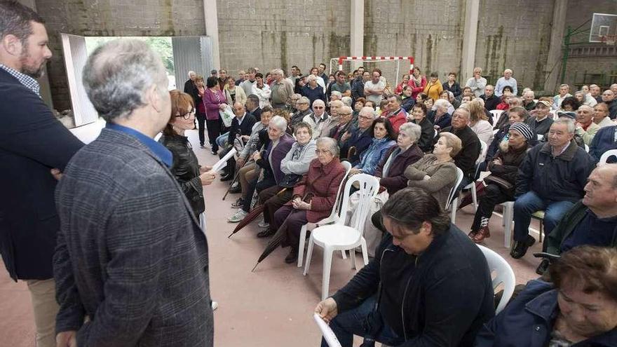 Crespo y López asistieron a la reunión informativa celebrada en el pabellón del colegio. // Bernabé/Cris M.V.