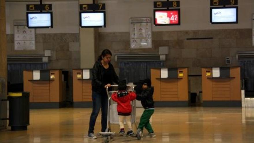 Diversos passatgers esperant a l&#039;entrada de l&#039;Aeroport de Girona.