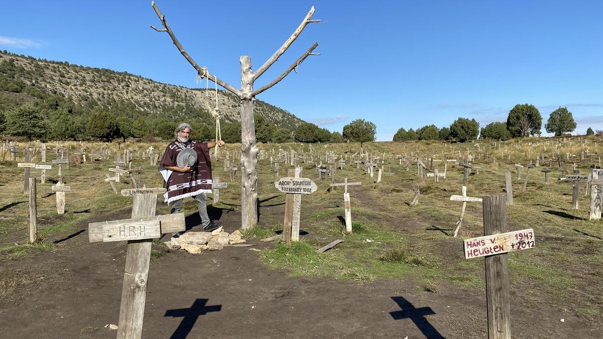 Sergio García, miembro fundador de la Asociación Cultural Sad Hill, posa en el escenario reconstruido de Burgos donde se rodó 'El bueno, el feo y el malo'.