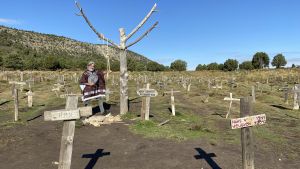 Sergio García, miembro fundador de la Asociación Cultural Sad Hill, posa en el escenario reconstruido de Burgos donde se rodó El bueno, el feo y el malo.