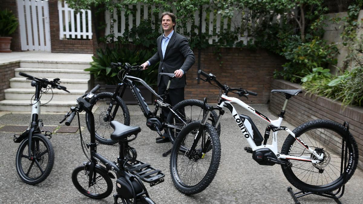 Daniel Oliver Bultó, con sus bicicletas eléctricas Lobito.