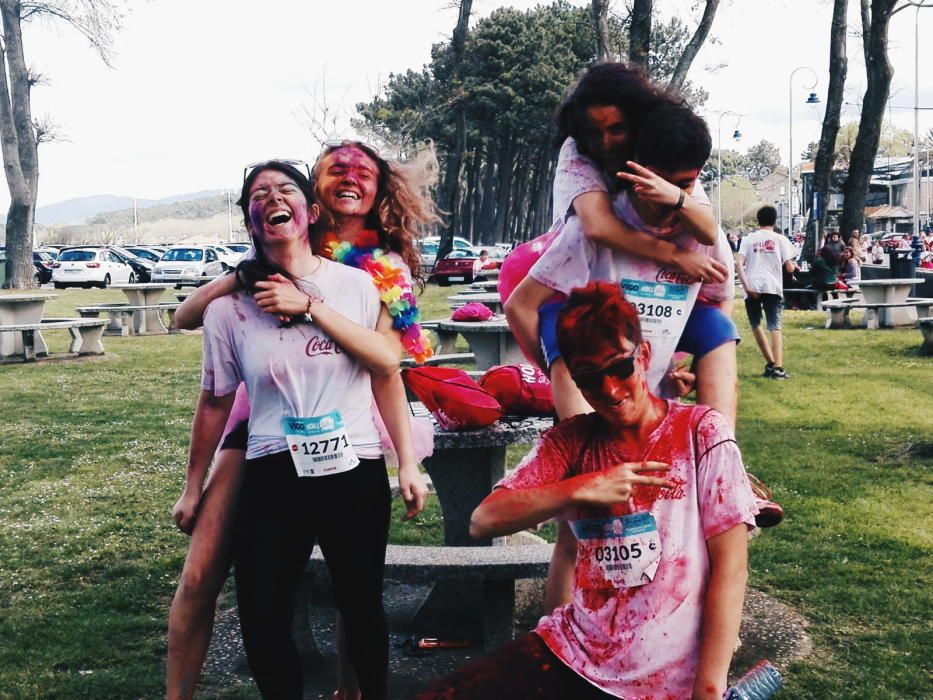 Participantes en la Holi Run, en los merenderos de Samil.