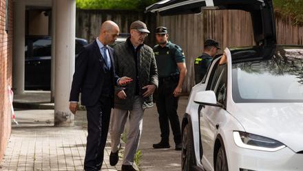 El abogado Carlos Gómez-Jara Díez (i), y el asesor jurídico externo de la Federación Española de Fútbol, Tomás González Cueto (d), a su salida del Juzgado de Primera Instancia e Instrucción Número 4 de Majadahonda.