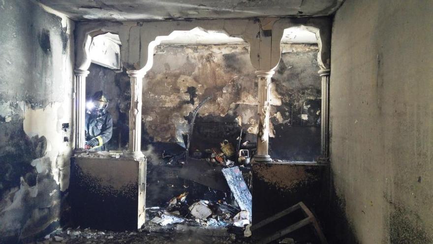Los bomberos extinguen un incendio en el interior de una vivienda de Alguazas