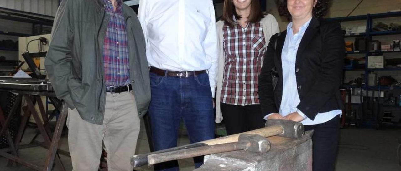 De izquierda a derecha, José Manuel Bobes, los hermanos Joaquín y Ana María Heres, y Nuria Canel, en el interior de las instalaciones de Manufacturas Metálicas Bobes, en Meres.