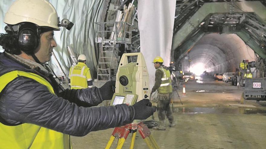 Los técnicos leen los planos de la futura estación de Otero.