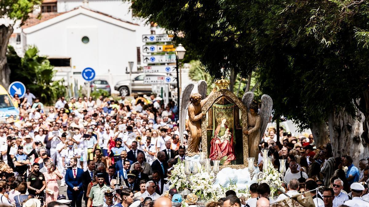 La Virgen de las Nieves en procesión para encontrarse con San José.