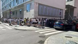 Gijón se prepara para "invadir" la Pola: Largas colas para tomar el bus con destino al Carmín