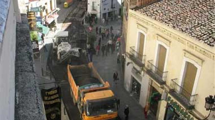 El plan municipal de pavimentación arregla La Madrila, Parras y San Antón