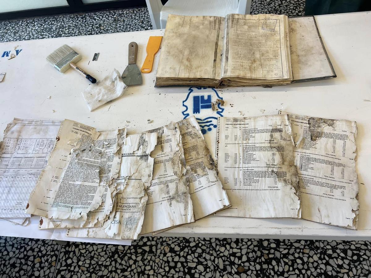 Los documentos históricos dañados por el agua y el barro.