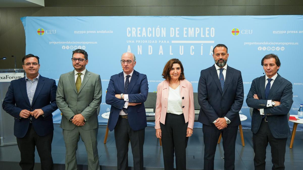 La consejera de Empleo, Empresa y Trabajo Autónomo, Rocío Blanco preside la foto de familia antes del comienzo del desayuno informativo sobre la 'Creación de empleo una prioridad para Andalucía'