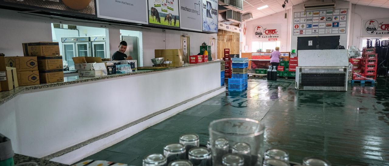 Interior de una de las casetas del ferial, ayer, con los últimos preparativos.