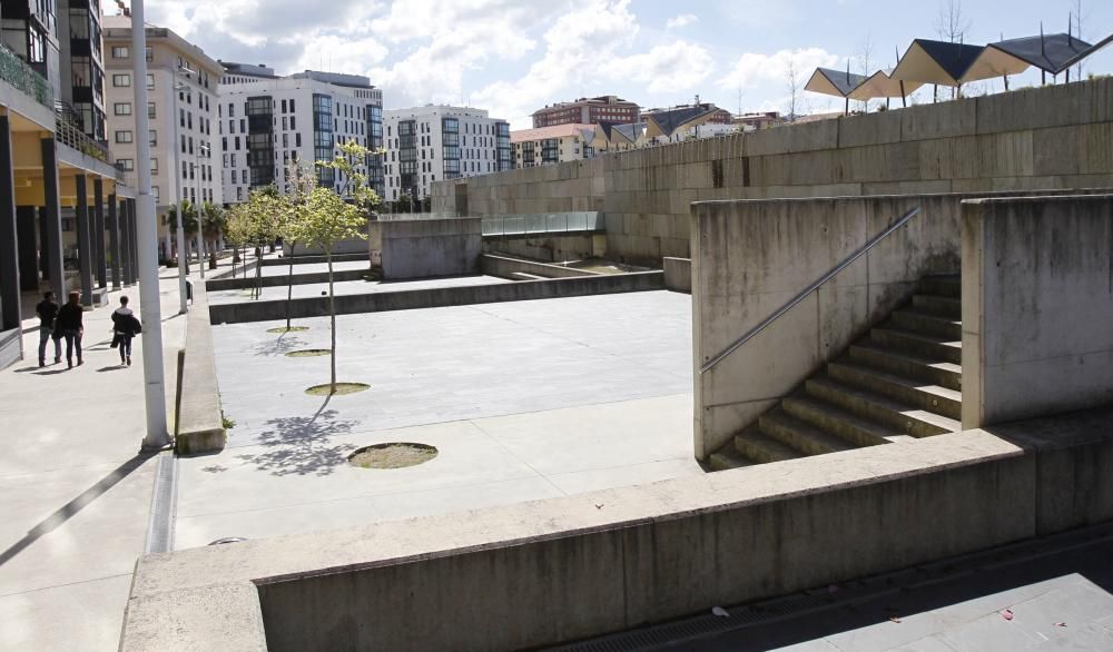 Muro del parque de Navia. La obra será de Iria Blanco.