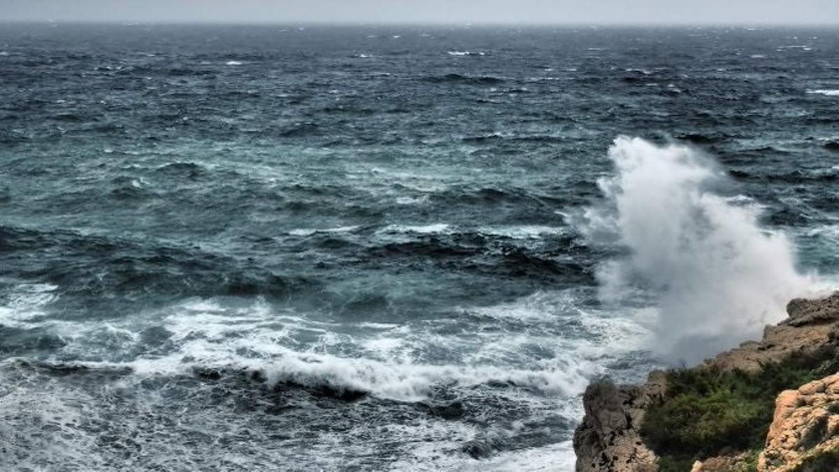 BALEARES.-Los fenómenos costeros mantienen este domingo en aviso a la costa de Mallorca y Menorca
