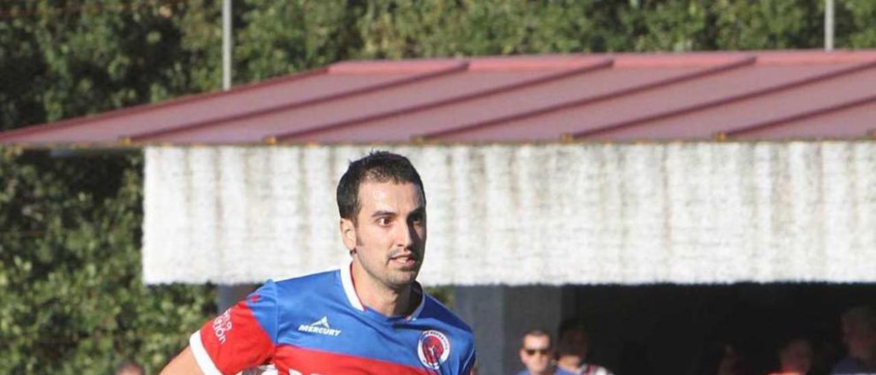 El centrocampista de la UD Ourense Iago Garrido conduce el balón en un partido. // Iñaki Osorio