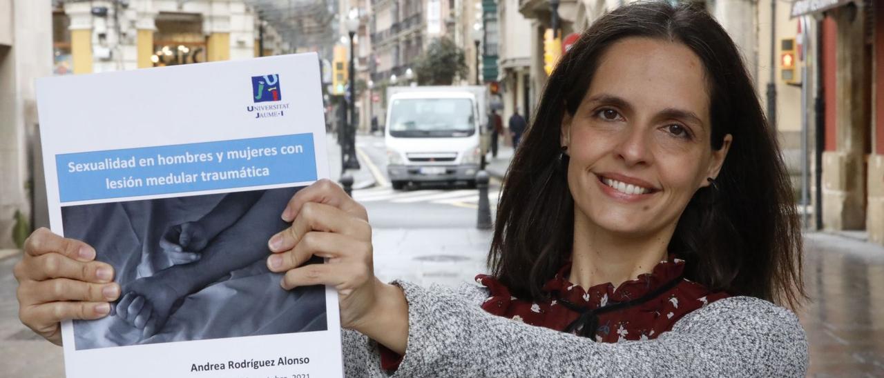 Andrea Rodríguez Alonso, con un ejemplar de su tesis doctoral.