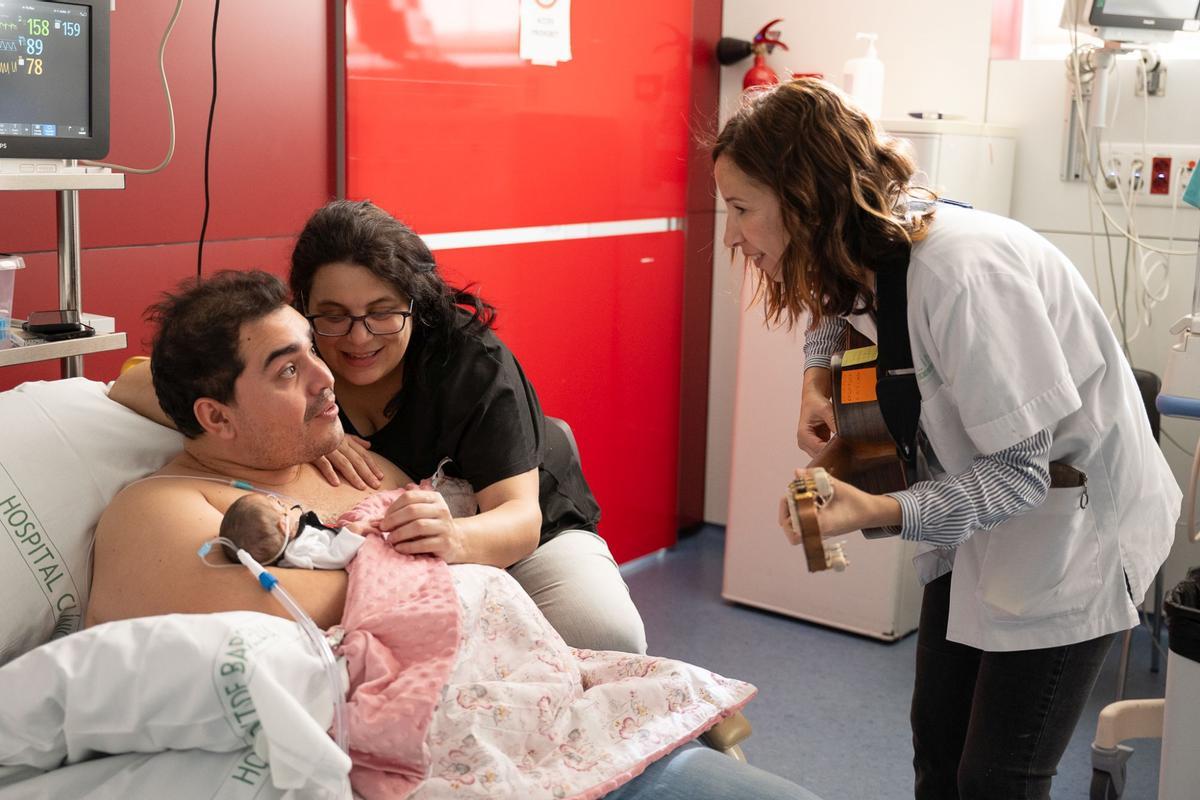 Los bebés ingresados en la UCI neonatal del Clínic se convierten en pequeños cocineros por Carnaval