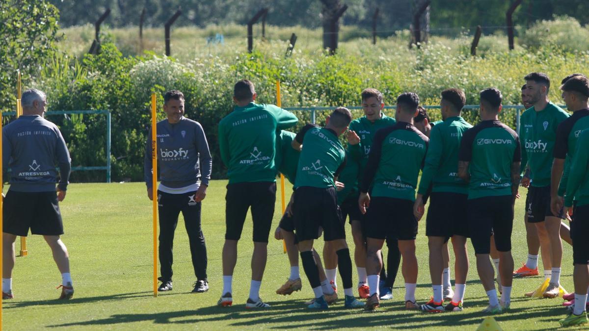 Los futbolistas y el cuerpo técnico del Córdoba CF mantienen el buen ambiente.