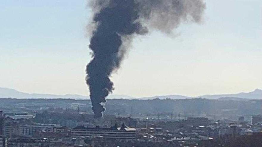 Crema un autobús buit en un pàrquing de Girona