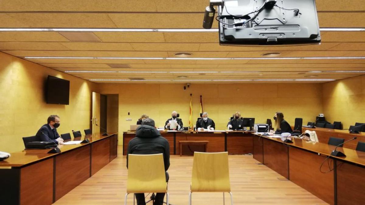 El condemnat per abusos a l’Audiència de Girona, ahir. | ARIADNA SALA