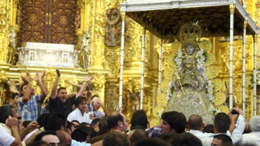 La Virgen del Rocío vuelve a su ermita