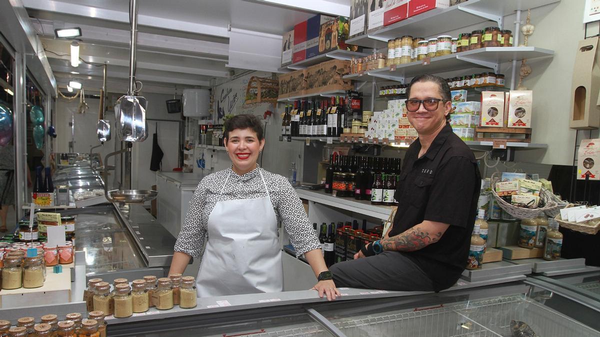 Isabel y Adolfo en Congelados Yáñez un negocio de Plaza de Abastos que ellos han reabierto