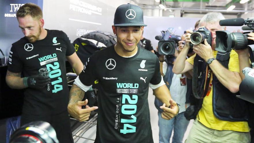 Hamilton celebra el título de Mercedes.