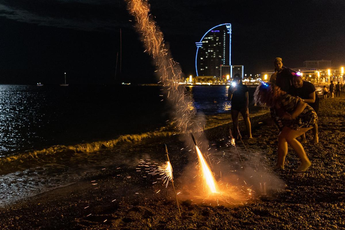 Lanzamiento de un cohete en la playa de la Barceloneta.