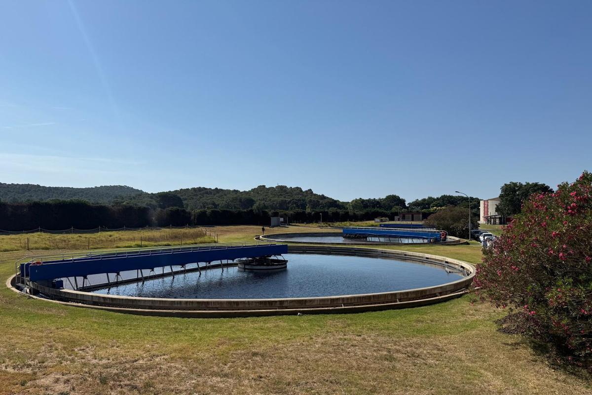 Algunes de les piscines de la depuradora de Palamós