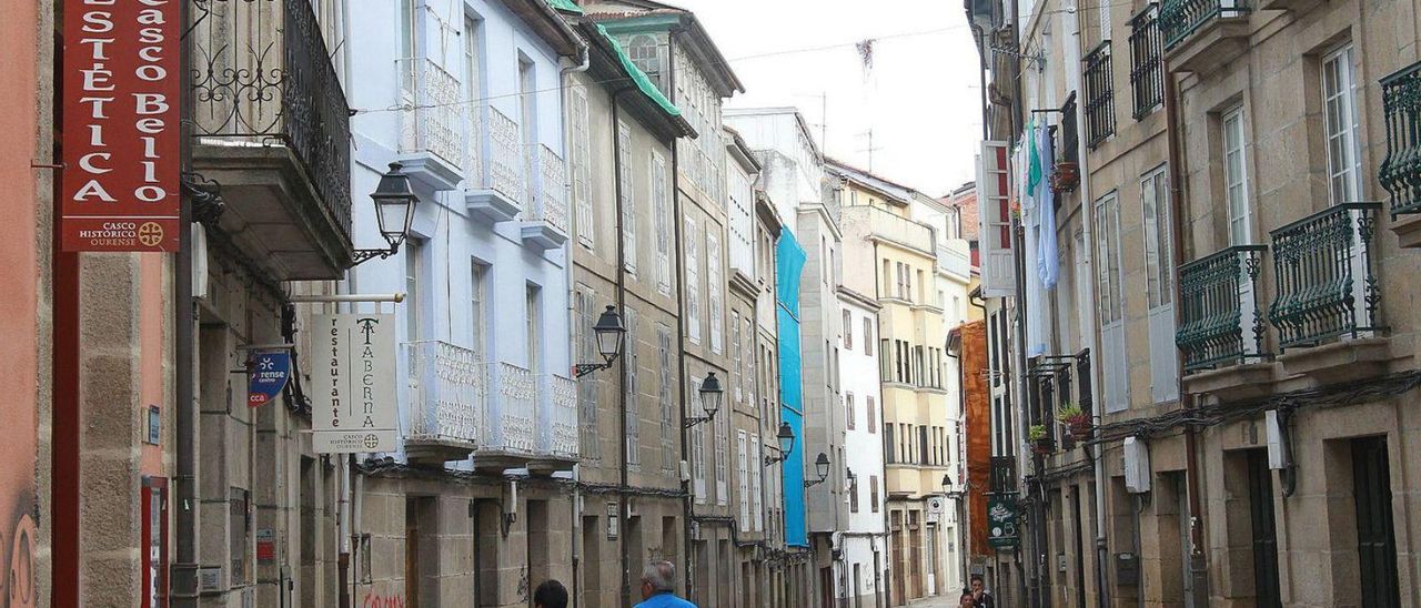 La calle Julio Prieto Nespereira, en el casco histórico de la capital ourensana. | // IÑAKI OSORIO
