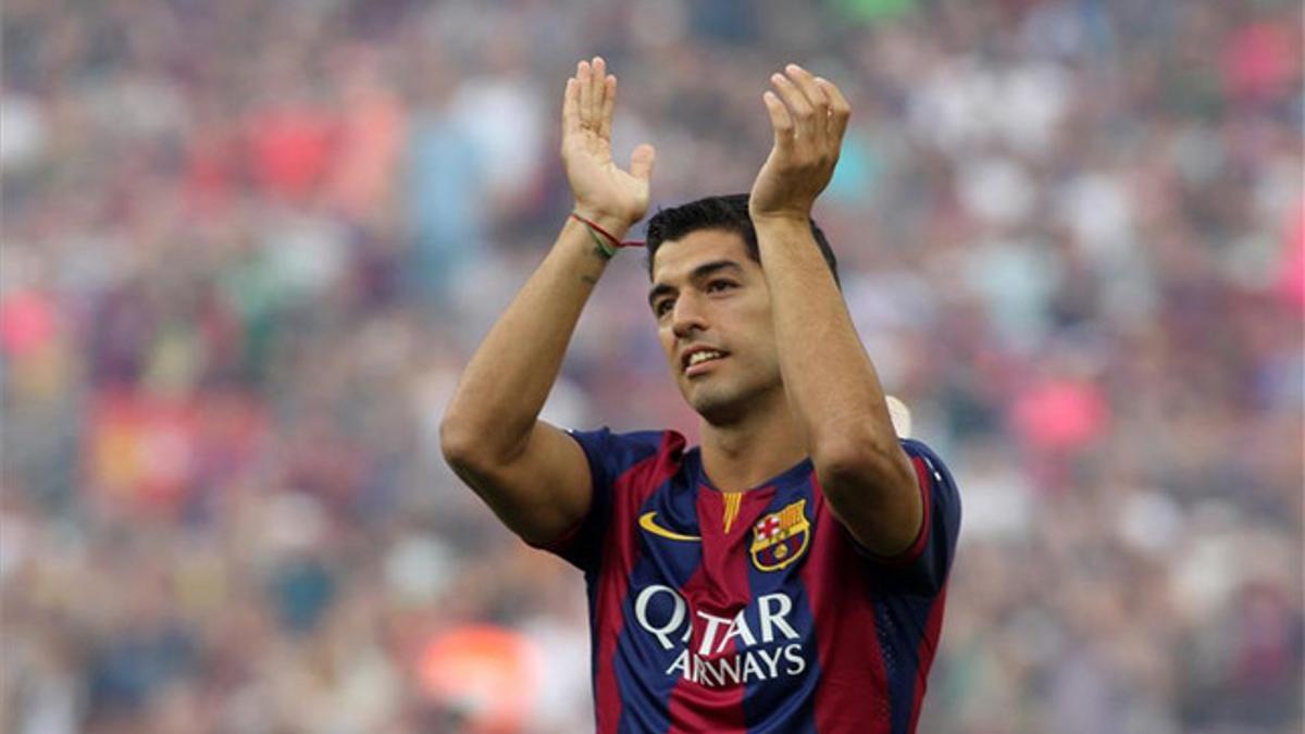 Luis Suárez, correspondiendo con aplausos a los cánticos del Camp Nou