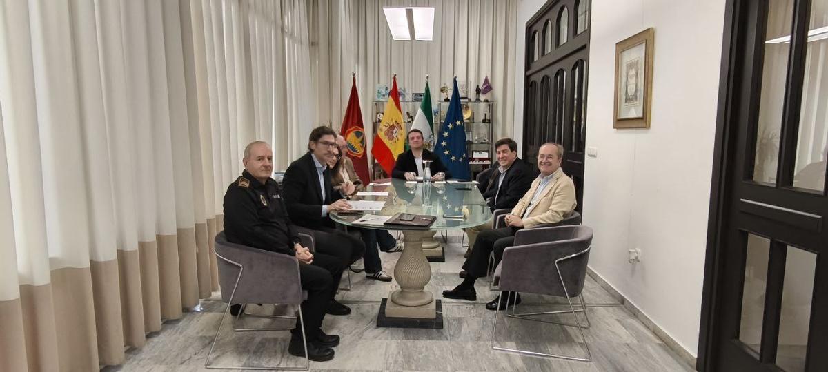 El alcalde de Córdoba y sus delegados han mantenido una reunión con los vecinos de El Brillante.