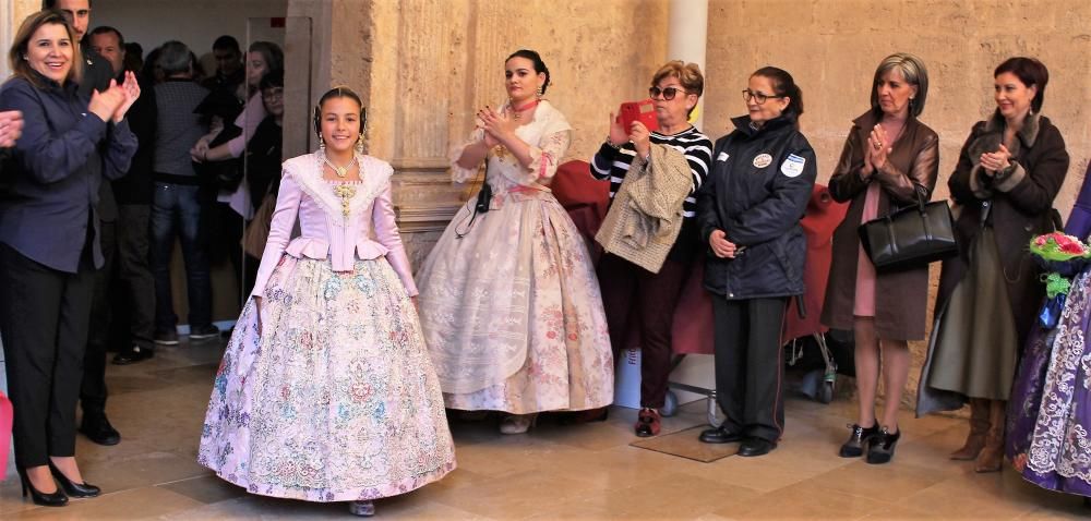 La bienvenida más especial fue para las falleras de la corte que pertenecen al colectivo. Por eso hubo aplausos para Zaira Nácher...