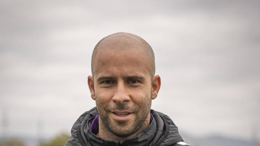 Cristian Gómez, l'entrenador de l'Hospi que ha dimitit després que agredissin el seu pare a l'estadi: "Ho faig per la família i els nens"