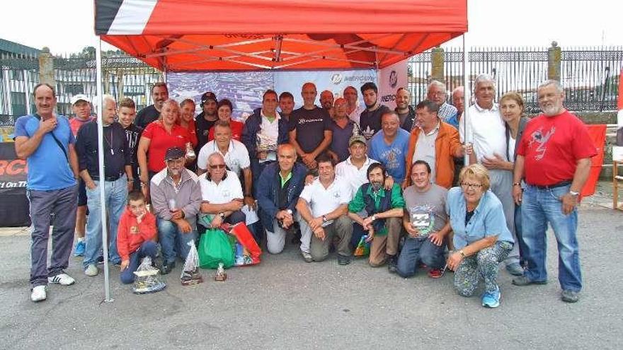 Arriba los participantes en la travesía y abajo los de pesca. // S.Álvarez