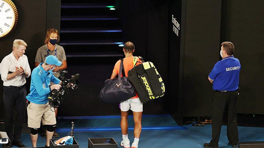 Nadal abandona la pista central de Melbourne tras la derrota. | // REUTERS