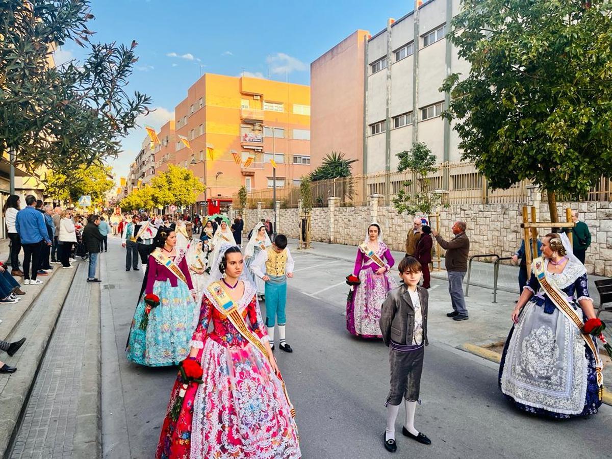 Paso de la comitiva de Alaquàs por la avenida Miguel Hernández.