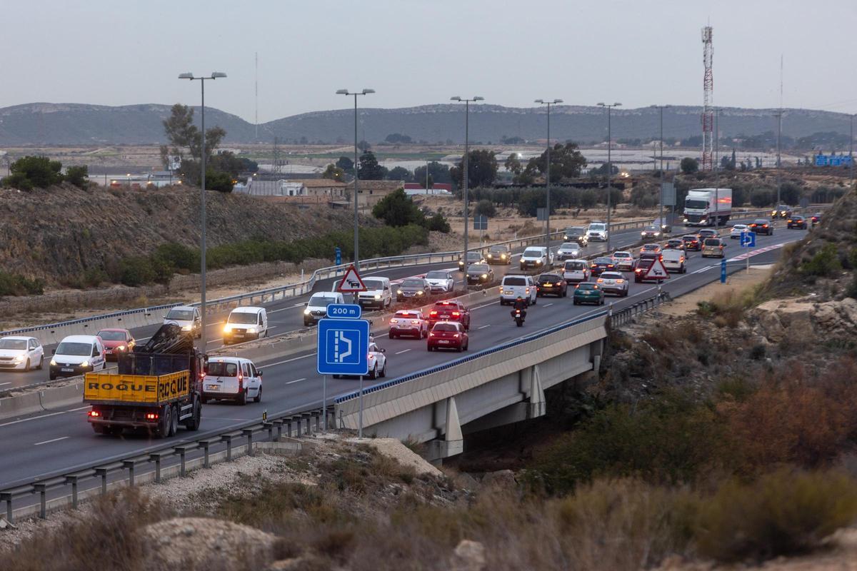 Retenciones un día cualquiera al anochecer en la A-70 en el entorno de Alicante.