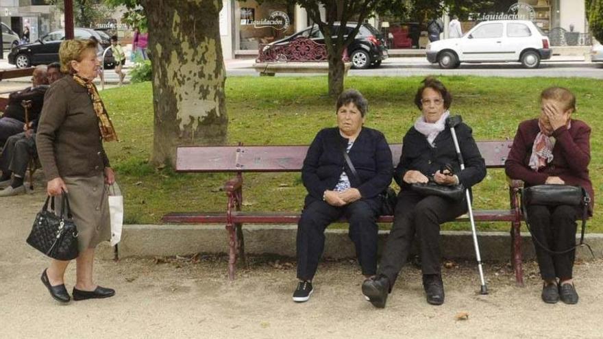 Un grupo de mujeres sentadas en la antigua Praza de España, en Vilagarcía. // Noé Parga