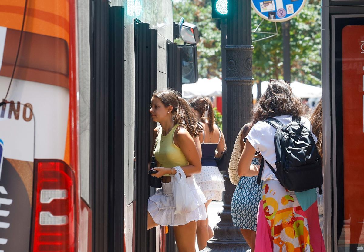 El calor extremo provoca averías y paros "puntuales" en la climatización de Cercanías y Metrovalencia