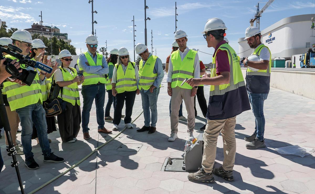 Un técnico del Grupo Hozono Global explica cómo funcionan las tomas de servicio que se han instalado en la explanada para las atracciones de feria