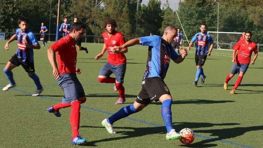 Imanol, el fichaje estrella del Piloño, conduce el balín durante el partido contra el Chantada. // Bernabé/Gutier